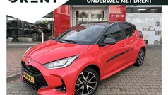 Rood (metallic) Gebruikt 2022 Toyota Yaris Hybrid Executive Hatchback | € 21.900 (Eerlijke prijs)