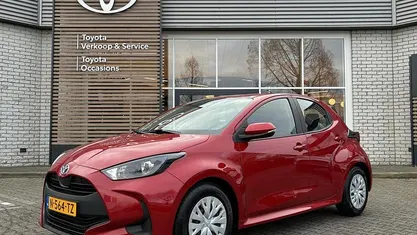 Occasion Toyota Yaris Hybrid Active 116 PK (85 kW) 2022 Rood Hatchback
