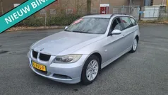 Grijs, metallic lak Gebruikt 2007 BMW 320 Executive Stationwagen | € 3.199 (Goede deal)