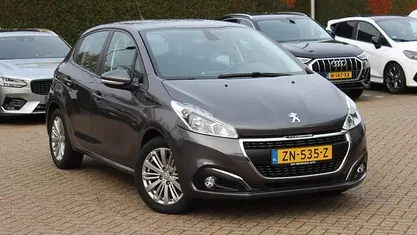 Grijs Gebruikt 2019 Peugeot 208 Signature Sky Hatchback | € 9.999 (Eerlijke prijs)