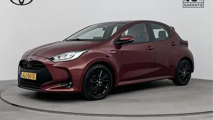 Rood Occasion 2021 Toyota Yaris Hybrid Hatchback | € 20.200 (Eerlijke prijs)