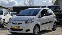 Wit Gebruikt 2010 Toyota Aygo Hatchback | € 3.449 (Eerlijke prijs)