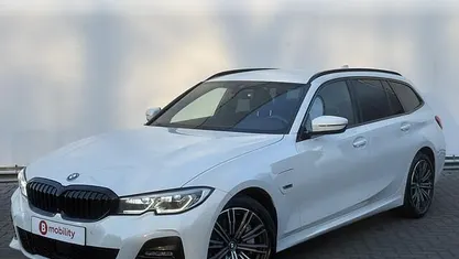 Wit Occasion 2021 BMW 330 Executive Stationwagen | € 27.695 (Super prijs)