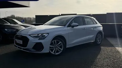 Wit Gebruikt 2025 Audi A3 Sportback S-Line Hatchback | € 38.995 (Eerlijke prijs)