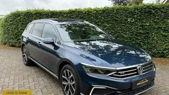 Blauw, metallic lak Gebruikt 2020 VW Passat Business Sedan | € 19.888 (Eerlijke prijs)