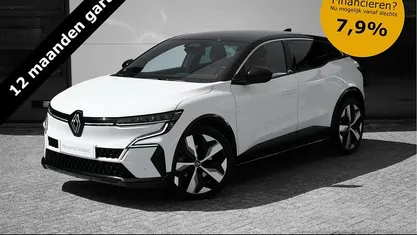 Licht wit met zwart dak metallic Occasion 2023 Renault Megane E-Tech Techno Hatchback | € 23.900 (Eerlijke prijs)