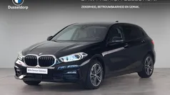 Zwart Gebruikt 2022 BMW 118 Sport Line Hatchback | € 24.950 (Eerlijke prijs)