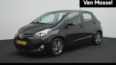 Zwart Gebruikt 2015 Toyota Yaris Hatchback | € 9.900 (Eerlijke prijs)