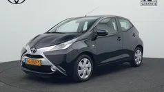 Zwart Gebruikt 2017 Toyota Aygo X-play Hatchback | € 8.445 (Eerlijke prijs)