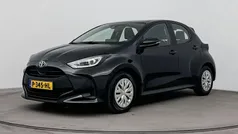 Zwart Gebruikt 2022 Toyota Yaris Hybrid Active Hatchback | € 17.750 (Eerlijke prijs)