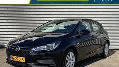 Zwart Gebruikt 2017 Opel Astra Edition Hatchback | € 15.385 (Eerlijke prijs)