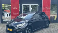 Zwart, metallic lak Gebruikt 2024 Toyota Yaris Hybrid Edition Hatchback | € 23.640 (Eerlijke prijs)
