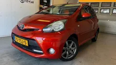 Oranje, metallic lak Gebruikt 2012 Toyota Aygo Hatchback | € 3.995 (Eerlijke prijs)
