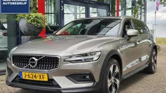 Grijs Gebruikt 2020 Volvo V60 CC Pro Stationwagen | € 36.490 (Goede deal)
