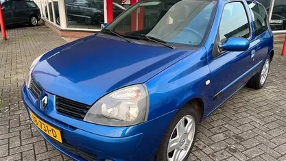 Blauw (metallic) Occasion 2005 Renault Clio II Hatchback | € 1.250 (Eerlijke prijs)