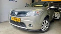 Grijs, metallic lak Gebruikt 2010 Dacia Sandero Lauréate Hatchback | € 2.695 (Eerlijke prijs)