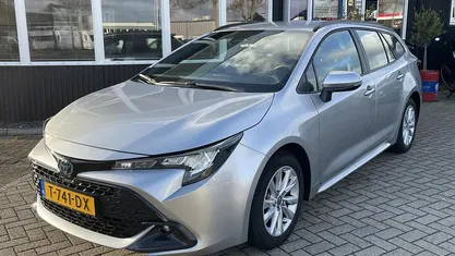 Grijs Occasion 2023 Toyota Corolla Hybrid Active Stationwagen | € 25.649 (Eerlijke prijs)
