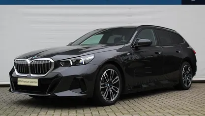 Sophistograu (grijs metallic) Occasion 2024 BMW 530e Shadowline Stationwagen | € 58.750 (Eerlijke prijs)