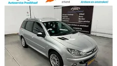 Grijs, metallic lak Gebruikt 2006 Peugeot 206 Stationwagen | € 2.495 (Eerlijke prijs)