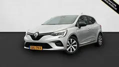 Zilver metallic Gebruikt 2023 Renault Clio V Evolution Hatchback | € 17.850 (Eerlijke prijs)