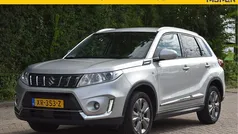 Grijs, metallic lak Gebruikt 2019 Suzuki Vitara SUV | € 16.950 (Eerlijke prijs)