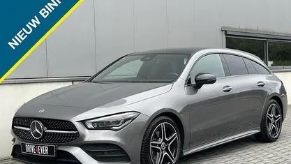 Grijs, metallic lak Occasion 2021 Mercedes CLA180 Shooting Brake AMG Stationwagen | € 27.995 (Eerlijke prijs)