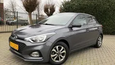 Grijs, metallic lak Gebruikt 2020 Hyundai i20 Hatchback | € 14.995 (Eerlijke prijs)