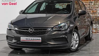 Grijs Occasion 2016 Opel Astra Edition Hatchback | € 7.945 (Eerlijke prijs)