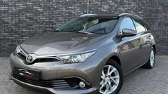 Grijs, metallic lak Gebruikt 2017 Toyota Auris Touring Sports Stationwagen | € 14.900 (Goede deal)