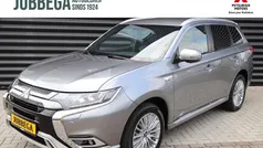 Titanium grey (grijs metallic) Gebruikt 2020 Mitsubishi Outlander P-HEV Instyle SUV | € 28.695 (Eerlijke prijs)