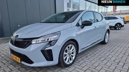 Grijs Occasion 2024 Renault Clio V Evolution Hatchback | € 19.195 (Eerlijke prijs)