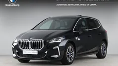 Saphirschwarz metallic (zwart metallic) Gebruikt 2023 BMW 225 Active Tourer Comfort Edition MPV | € 40.950 (Eerlijke prijs)
