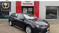 Zwart, metallic lak Gebruikt 2023 Toyota Corolla Active Stationwagen | € 27.900 (Eerlijke prijs)