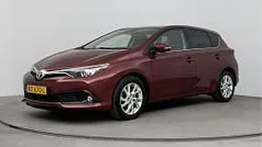 Rood parelmoer Gebruikt 2017 Toyota Auris Edition Hatchback | € 16.250 (Eerlijke prijs)