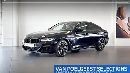 Zwart Gebruikt 2023 BMW 545e Comfort Edition Sedan | € 59.900 (Eerlijke prijs)