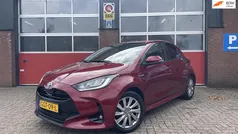 Rood Gebruikt 2021 Toyota Yaris Hybrid Hatchback | € 21.450 (Eerlijke prijs)