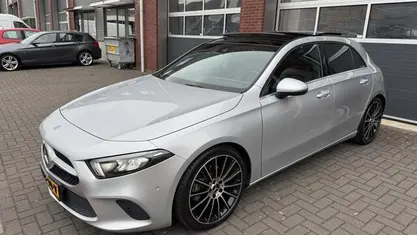 Grijs Gebruikt 2018 Mercedes A200 Premium Plus Hatchback | € 21.950 (Eerlijke prijs)