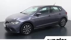 Grijs, metallic lak Gebruikt 2023 VW Polo Life Hatchback | € 23.840 (Eerlijke prijs)