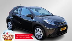 Zwart Gebruikt 2024 Toyota Aygo Play Hatchback | € 22.499 (Eerlijke prijs)