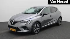 Grijs Gebruikt 2023 Renault Clio V Evolution Hatchback | € 17.435 (Eerlijke prijs)