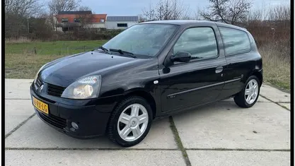 Occasion Renault Clio II 75 PK (55 kW) 2005 Zwart Hatchback