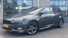 Grijs Gebruikt 2018 Ford Focus ST-Line Stationwagen | € 13.850 (Goede deal)