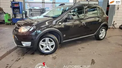 Zwart Occasion 2014 Dacia Sandero Lauréate Hatchback | € 6.350 (Eerlijke prijs)