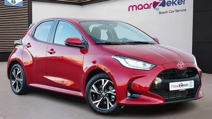 Rood Gebruikt 2024 Toyota Yaris Hybrid Business Edition Hatchback | € 23.450 (Eerlijke prijs)