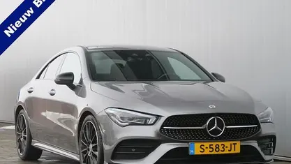 Grijs Gebruikt 2023 Mercedes CLA200 AMG line Sedan | € 32.450 (Eerlijke prijs)