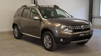 Bruin (metallic) Gebruikt 2017 Dacia Duster Lauréate SUV | € 8.250 (Goede deal)