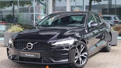 Zwart, metallic lak Gebruikt 2022 Volvo S60 R-Design Sedan | € 27.900 (Goede deal)