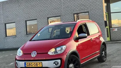 Rood Occasion 2014 VW cross up! Hatchback | € 6.749 (Goede deal)