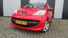 Rood, metallic lak Gebruikt 2008 Peugeot 107 Hatchback | € 1.999 (Eerlijke prijs)