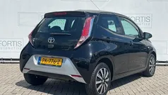 Zwart, metallic lak Gebruikt 2017 Toyota Aygo X-play Hatchback | € 6.350 (Eerlijke prijs)